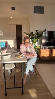 Maggie Lawson feet photo thumbnail