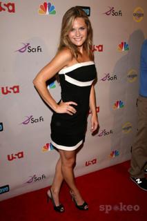 Maggie Lawson feet photo thumbnail