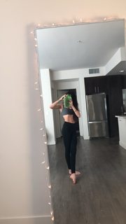 Maggie Lindemann feet photo thumbnail