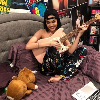 Maggie Lindemann feet photo thumbnail