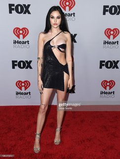 Maggie Lindemann feet photo thumbnail