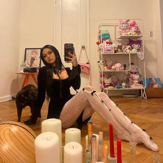Maggie Lindemann feet photo thumbnail