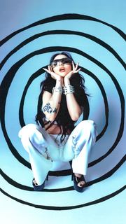 Maggie Lindemann feet photo thumbnail