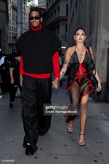 Maggie Lindemann feet photo thumbnail
