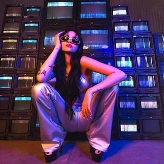 Maggie Lindemann feet photo thumbnail