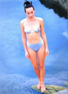 Maggie Q feet photo thumbnail