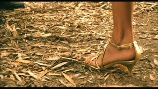 Maggie Q feet photo thumbnail