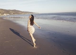 Maggie Q feet photo thumbnail