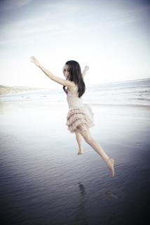 Maggie Q feet photo thumbnail