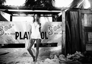 Maggie Q feet photo thumbnail