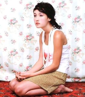 Maggie Q feet photo thumbnail