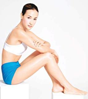 Maggie Q feet photo thumbnail