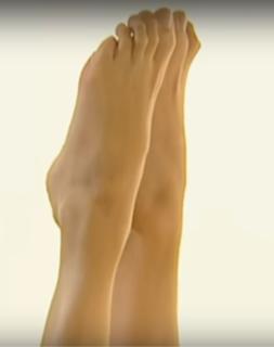Maggie Q feet photo thumbnail