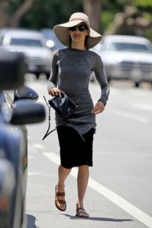 Maggie Q feet photo thumbnail