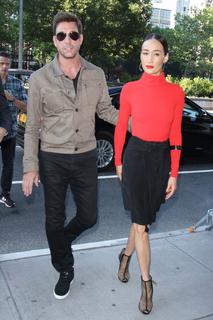 Maggie Q feet photo thumbnail