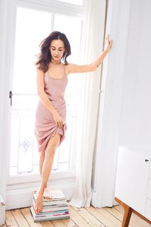 Maggie Q feet photo thumbnail