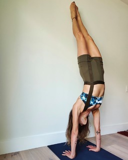 Maggie Q feet photo thumbnail