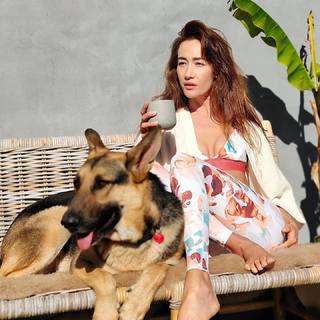 Maggie Q feet photo thumbnail
