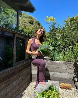 Maggie Q feet photo thumbnail