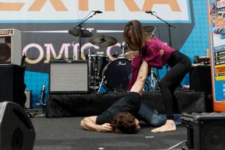 Maggie Q feet photo thumbnail