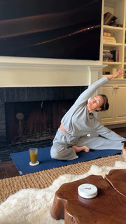 Maggie Q feet photo thumbnail