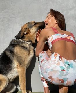 Maggie Q feet photo thumbnail