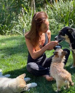 Maggie Q feet photo thumbnail