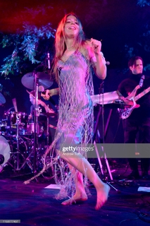 Maggie Rogers feet photo 10