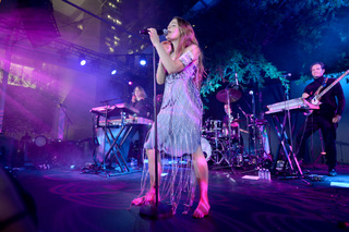 Maggie Rogers feet photo 4