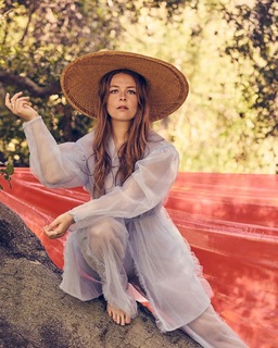 Maggie Rogers feet photo 2
