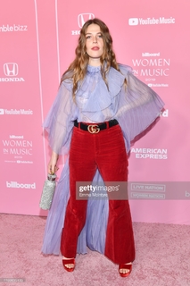 Maggie Rogers feet photo 17