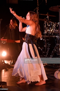 Maggie Rogers feet photo 15