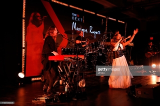 Maggie Rogers feet photo 14
