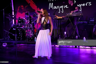 Maggie Rogers feet photo 9