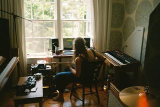 Maggie Rogers feet photo 4