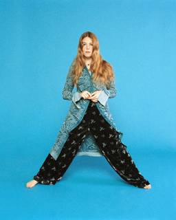 Maggie Rogers feet photo 8