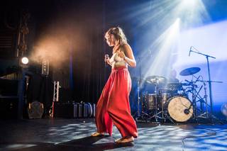 Maggie Rogers feet photo 6