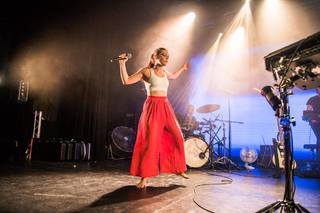 Maggie Rogers feet photo 5