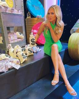Maggie Sajak feet photo 17