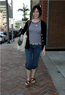 Maggie Siff feet photo thumbnail
