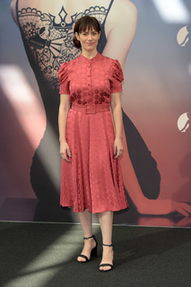 Maggie Siff feet photo thumbnail