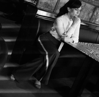 Maggie Siff feet photo thumbnail
