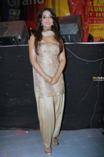 Mahie Gill feet photo thumbnail