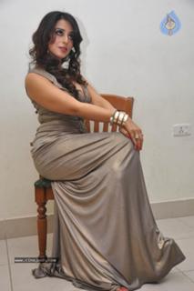 Mahie Gill feet photo thumbnail