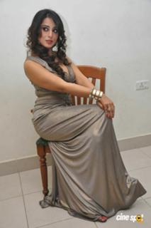 Mahie Gill feet photo thumbnail