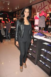 Mahie Gill feet photo thumbnail