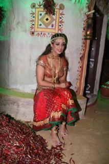 Mahie Gill feet photo thumbnail