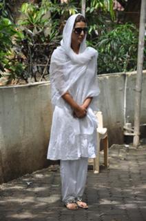 Mahie Gill feet photo thumbnail