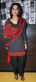 Mahie Gill feet photo thumbnail
