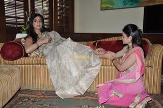 Mahie Gill feet photo thumbnail